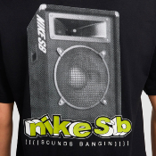 NIKE SB - M90 TEE SOUNDS BANGIN - Black